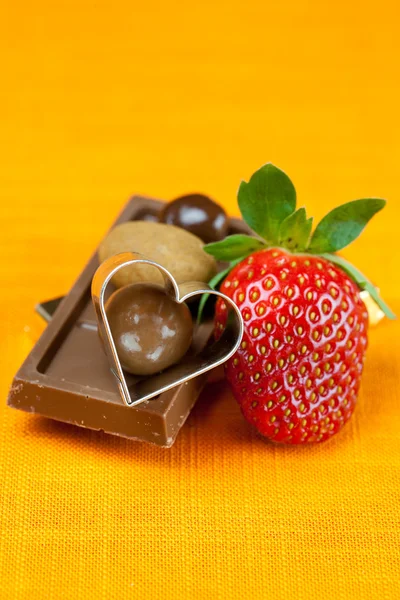 巧克力棒、 草莓、 心脏和糖果的橙色的讲法 — 图库照片