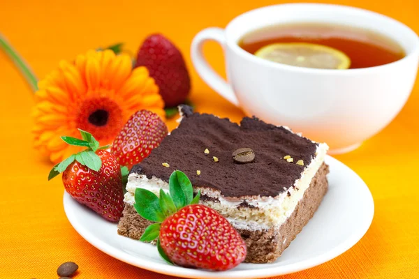 Gerbera, limonlu çay, kek ve çilek üzerinde turuncu SK yalan — Stok fotoğraf