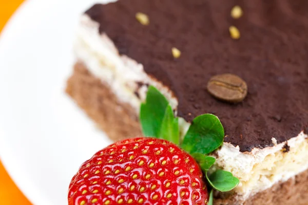 Bir tabak ve turuncu kumaş üzerine yalan çilek pasta — Stok fotoğraf