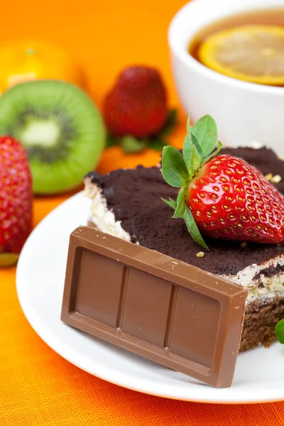 레몬 홍차, 초콜릿, 키 위, 케이크 및 딸기는 오 라에 누워 — 스톡 사진
