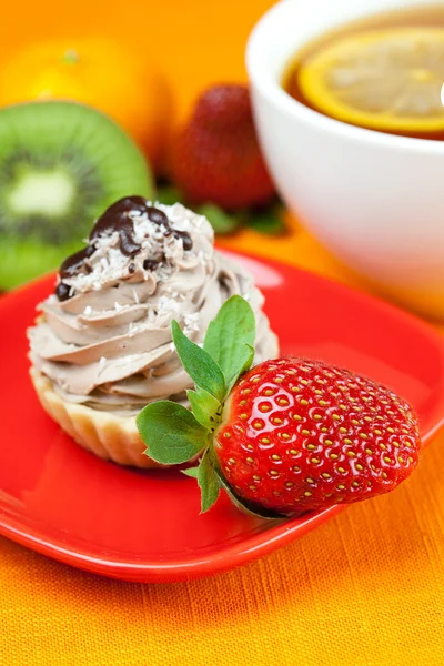 Citroenthee, lemon,mandarin.kiwi,cake en aardbeien liggend op th — Stockfoto