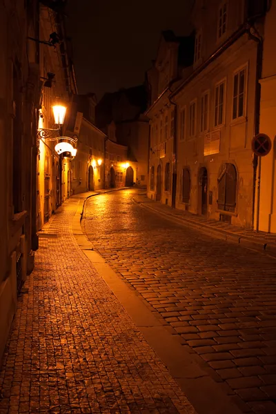Prag sokakta güzel gece görünümü - Stok İmaj