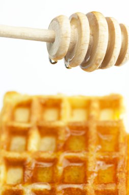 lezzetli Belçika waffle ve sopa üzerinde beyaz izole Bala