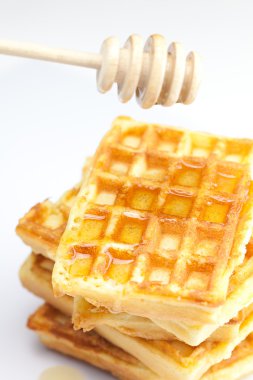 lezzetli Belçika waffle ve sopa üzerinde beyaz izole Bala