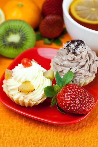 Citroen, citroenthee, Mandarijn, kiwi, taart en aardbeien liggend op de — Stockfoto