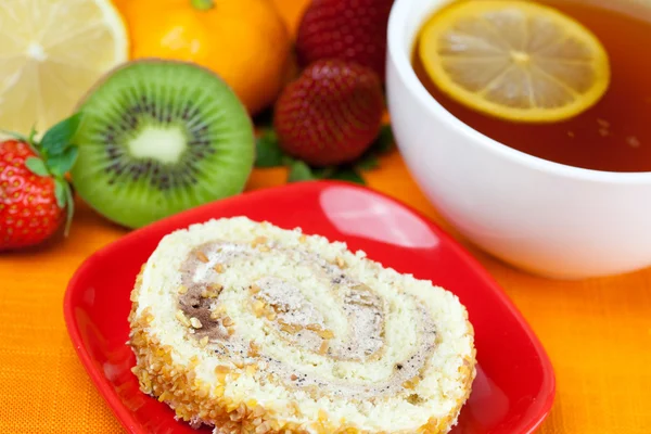 Limone, tè al limone, mandarino, kiwi, torta e fragole sdraiato sul — Foto Stock