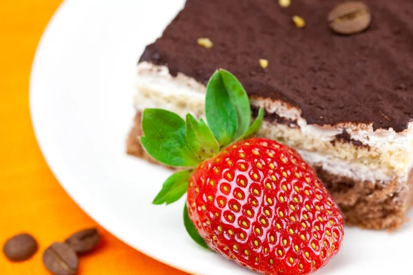 Gâteau et fraises couché sur le tissu orange — Photo