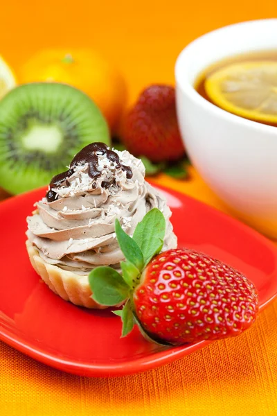 Citroenthee, lemon,mandarin.kiwi,cake en aardbeien liggend op th — Stockfoto