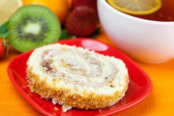 stock image Lemon,lemon tea,mandarin,kiwi,cake and strawberries lying on the