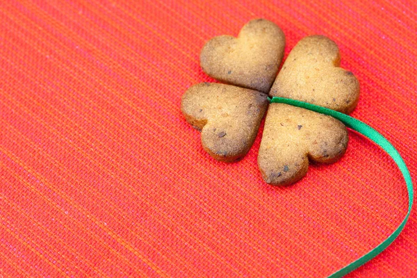 Cookie v podobě irského jetele a zelené a zelené na — Stock fotografie