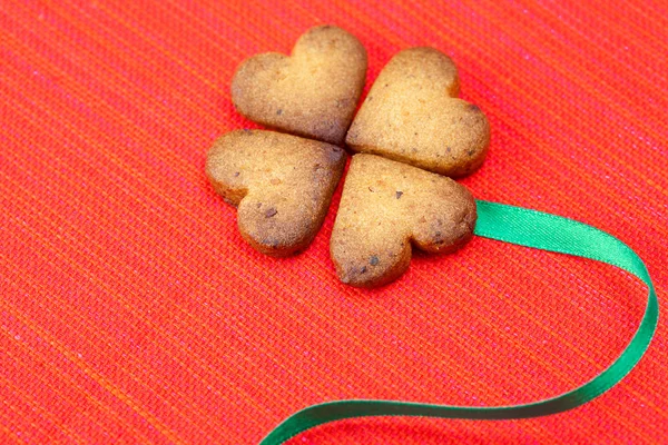 Cookie in the form of an Irish clover and green and green on a — Stock Photo, Image