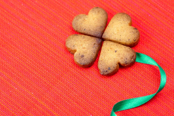 Biscoito na forma de um trevo irlandês e verde e verde em um — Fotografia de Stock