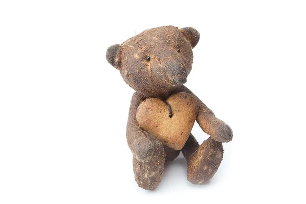 Плюшевий ведмедик ручної роботи і печиво у вигляді серця ізольовані о — стокове фото
