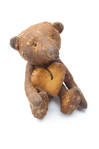 El yapımı oyuncak ayı ve izole kalp o şeklinde kurabiye — Stok fotoğraf