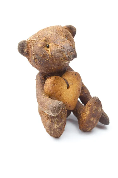 Ours en peluche fait à la main et biscuit en forme de coeur isolé o — Photo