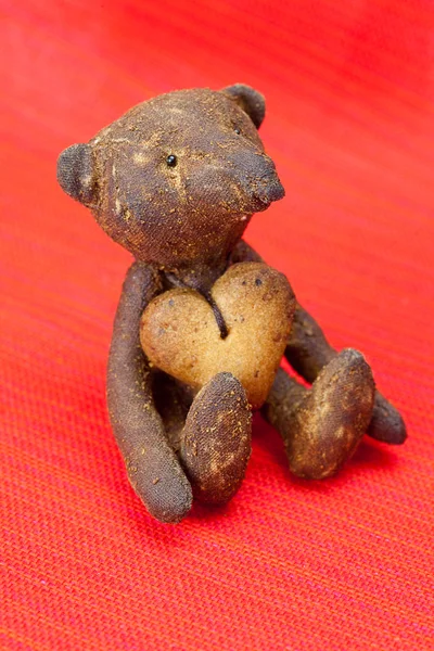 Αρκουδάκι χειροποίητα και cookie με τη μορφή της καρδιάς για ένα κόκκινο β — Φωτογραφία Αρχείου