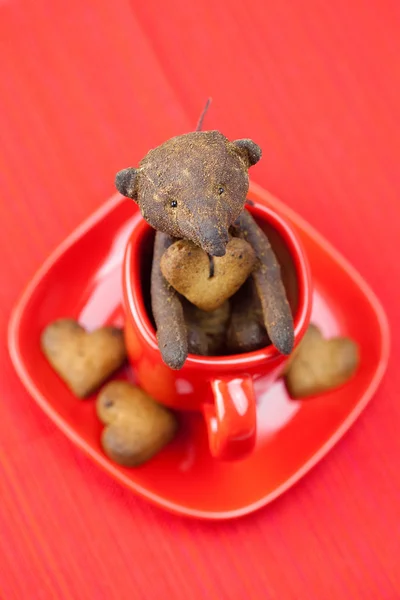 Nalle handgjorda och cookie i form av hjärta i en kopp — Stockfoto