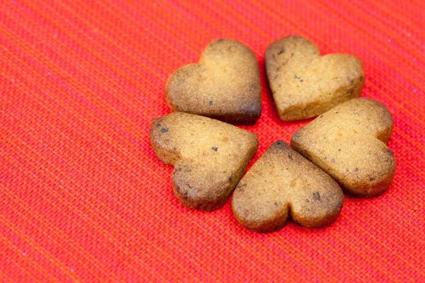 赤の背景プレートで心臓の形のクッキー — ストック写真