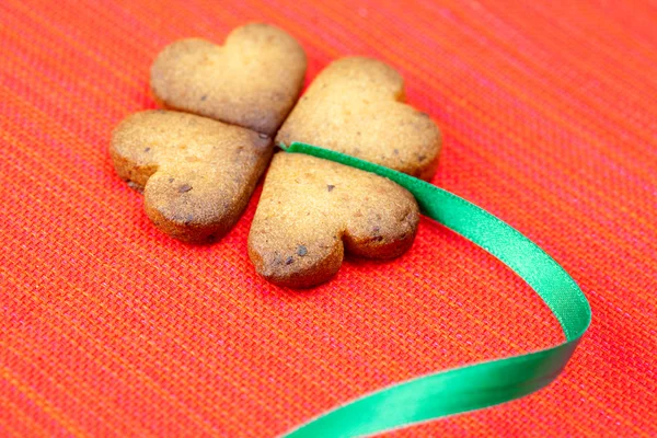 Cookie in the form of an Irish clover and green and green on a — Stock Photo, Image