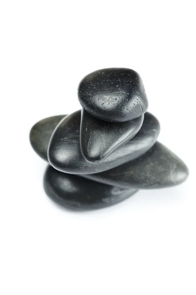 Büyük siyah spa taşlar üzerinde beyaz izole — Stok fotoğraf