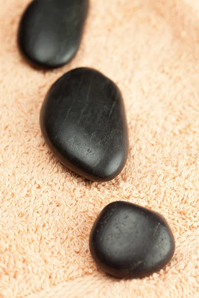 Πέτρες μαύρο σπα πετσέτα — Φωτογραφία Αρχείου