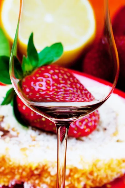 Begreppsmässigt belysta glas vin på bakgrund av stra — Stockfoto
