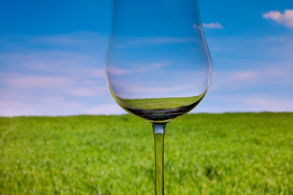 แก้วไวน์ที่มีแสงสว่างในแนวคิดบนพื้นหลังของท้องฟ้าและ — ภาพถ่ายสต็อก