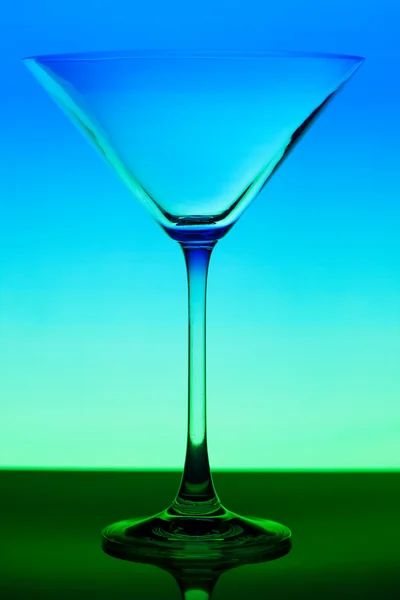 Vidro martini conceitualmente iluminado sobre fundo gradiente — Fotografia de Stock