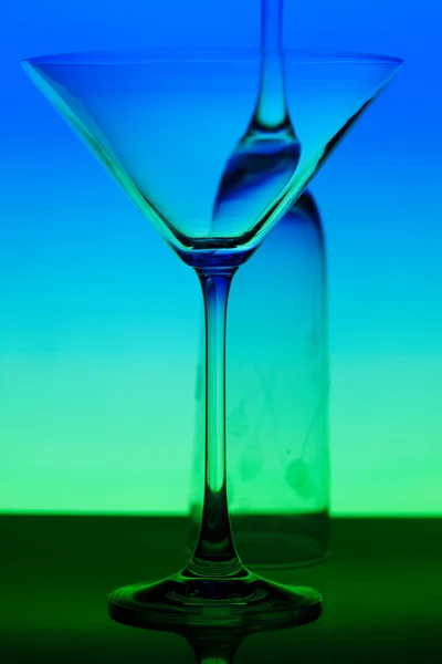グラデーションの背景に概念的に照らされたガラス — ストック写真