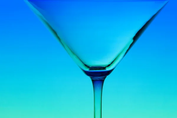 Koncepčně osvětlené skleněné martini na barevných přechodů — Stock fotografie