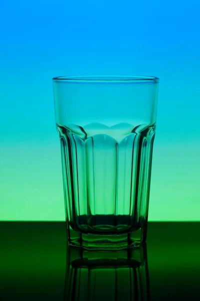 Um óculos conceitualmente iluminados sobre fundo gradiente — Fotografia de Stock