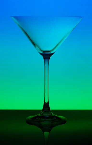 Begreppsmässigt belysta Martiniglas på tonad bakgrund — Stockfoto