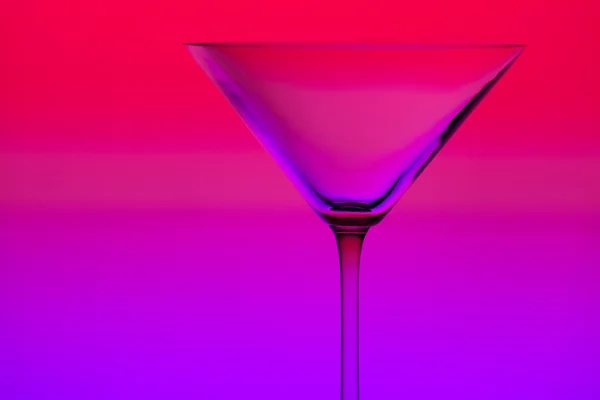 Begreppsmässigt belysta Martiniglas på tonad bakgrund — Stockfoto