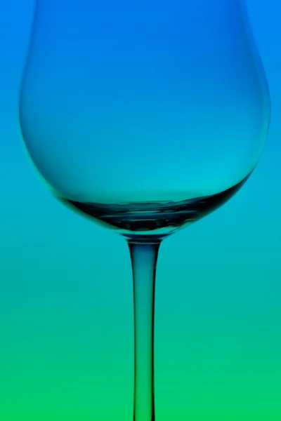 グラデーションの背景に概念的に照らされたガラス — ストック写真