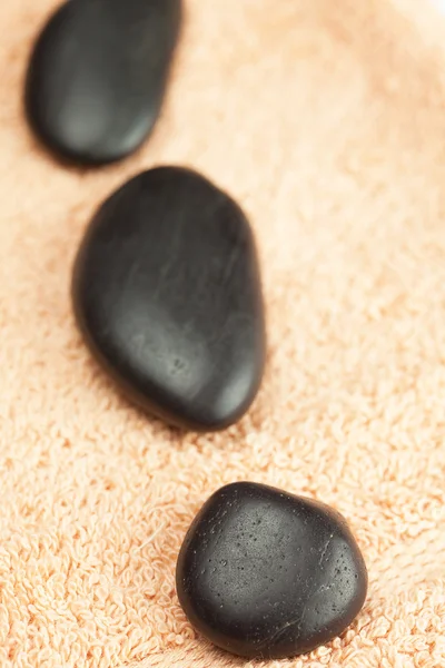毛巾上的黑色 spa 石头 — 图库照片