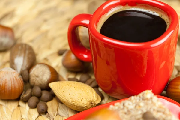 Dort na talíř, ořechy a šálek kávy na proutěné rohože — Stock fotografie