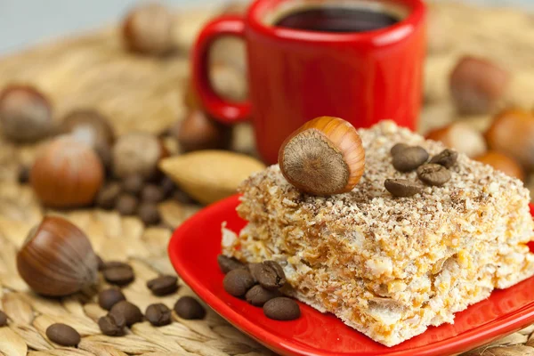 Kaka på en plåt, nötter och en kopp kaffe på en flätad matta — Stockfoto