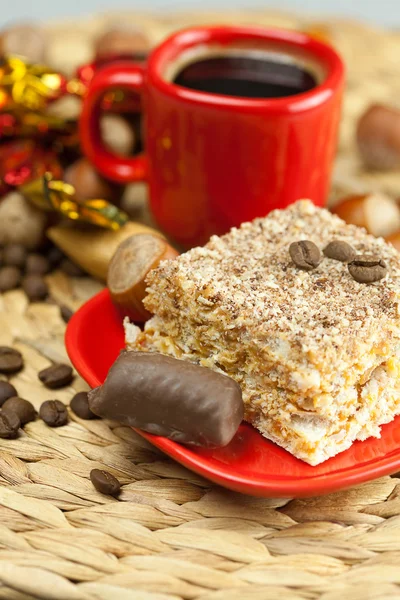 Kaka på en plåt, nötter och en kopp kaffe på en flätad matta — Stockfoto