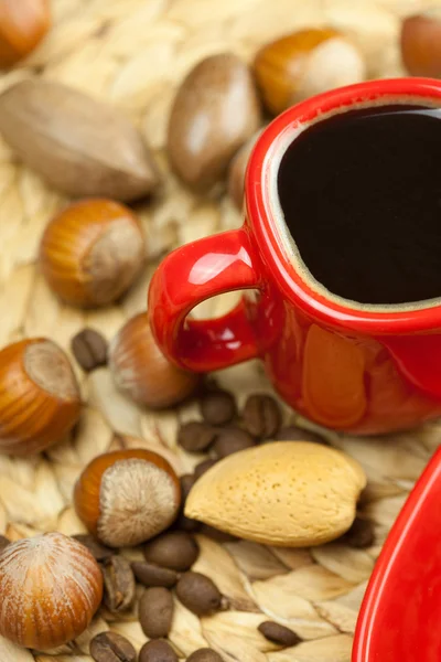 Dort na talíř, ořechy a šálek kávy na proutěné rohože — Stock fotografie