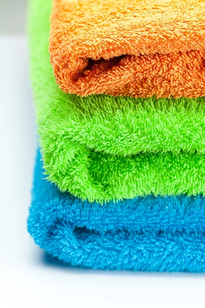 Bakgrund av tre multi färgade frotté handdukar — Stockfoto