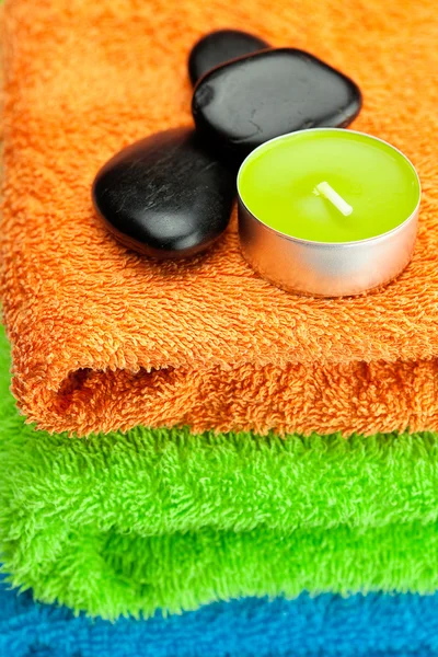 Fondo de las tres toallas de baño multicolores, spa negro sto —  Fotos de Stock