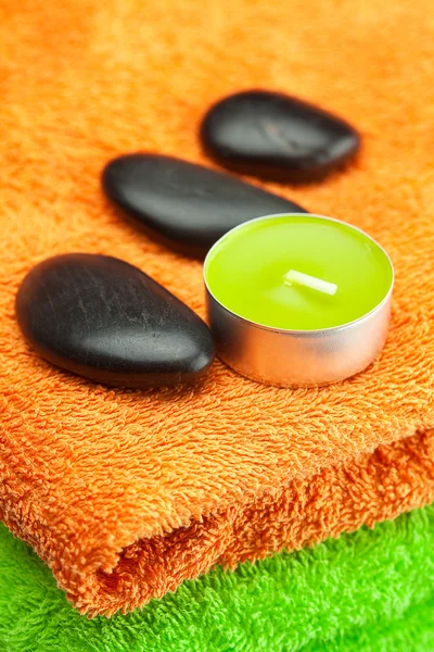 Achtergrond van de drie multi gekleurde badhanddoeken, spa zwarte sto — Stockfoto