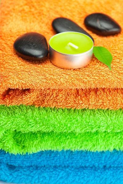 Üç adet çok renkli banyo havlusu, siyah spa sto arka planı — Stok fotoğraf