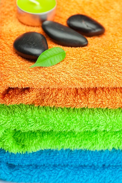 Hintergrund der drei bunten Badetücher, schwarzer Wellnessbereich — Stockfoto