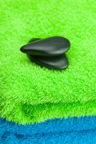 Μαύρο spa πέτρες που βρίσκονται στο την πετσέτα — Φωτογραφία Αρχείου