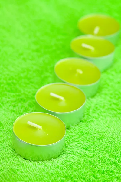 Een paar kaarsen liggend op de handdoek — Stockfoto