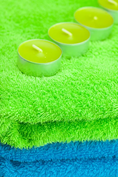 Algumas velas deitadas na toalha — Fotografia de Stock