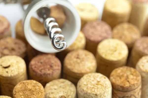 Background of the mountains of wine corks and a corkscrew — Stock Photo, Image