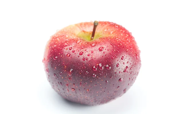 Su damla üzerinde beyaz izole Kırmızı elma — Stok fotoğraf