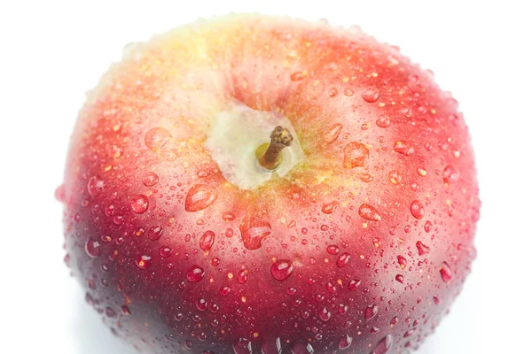Rött äpple med vattendroppar isolerad på vit — Stockfoto